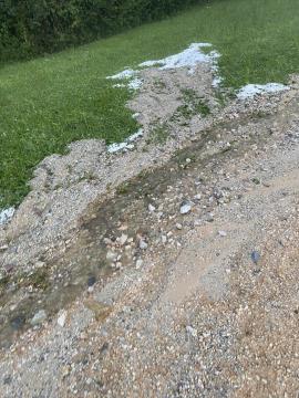 Močan naliv je marsikje poškodoval bankine